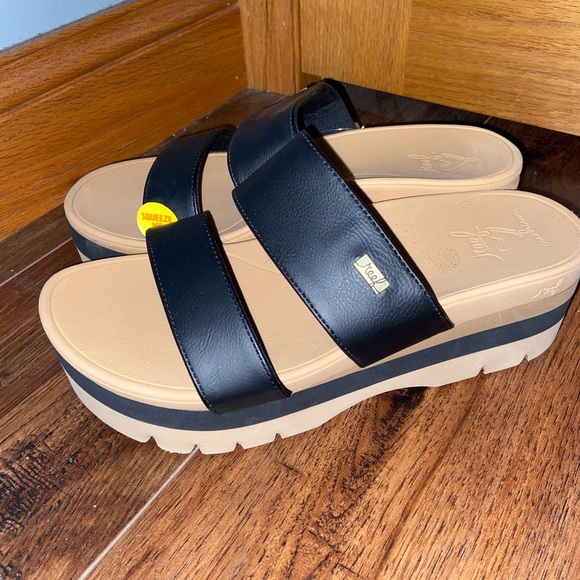 BRAND NEW Reef’s Platform Sandals - Picture 3 of 5